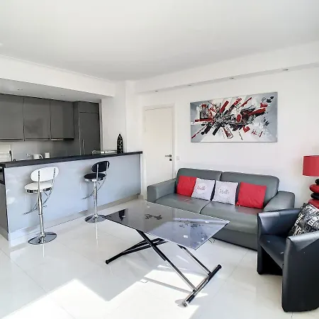 Luxueux Idealement Situes En Plein Centre Ville De *