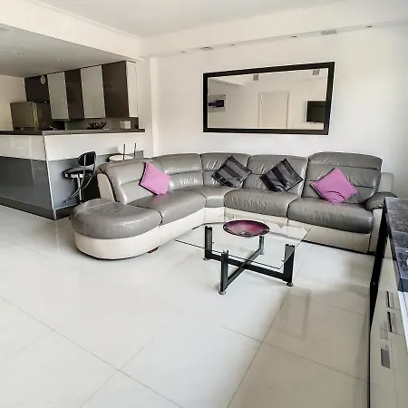Apartment Luxueux Idealement Situes En Plein Centre Ville De *